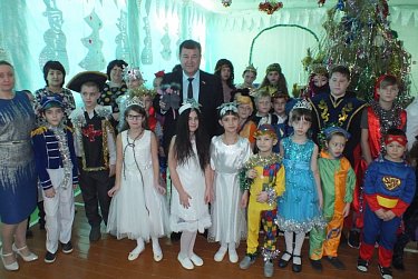Новогодние подарки от депутатов  